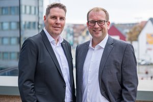 Die Chefredakteure des sh:z lächeln in die Kamera.