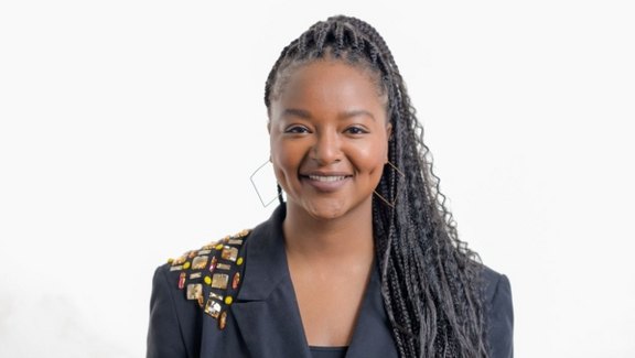 Ministerin Touré lächelt freundlich in die Kamera