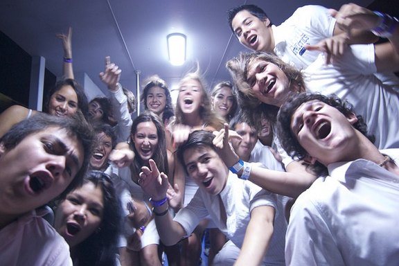 Viele Menschen schauen in die Kamera und freuen sich lautstark