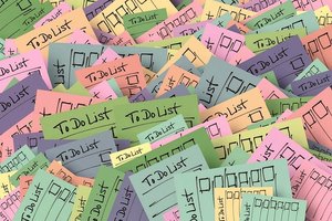 zu sehen sind viele bunte Karteikarten mit To Do Listen