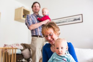 Bild: Ältere Frau hilft Familie mit Kindern