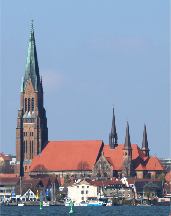 Zu sehen ist der Dom der Stadt Schleswig vom Südufer aus.