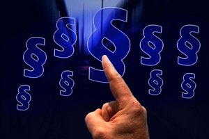 Mit einem Zeigefinger wird auf eine Reihe von Paragrafenzeichen in blauer Farbe gezeigt. Der Hintergrund ist schwarz.