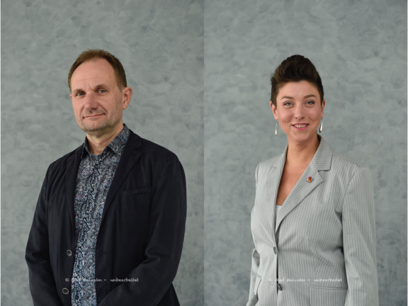 Das Bild besteht aus zwei Fotos; links ist ein Mann in dunklem Jacket zu sehen und rechts eine Frau mit hochgesteckten Haaren und einem grauen Blazer. Es sind die Ansprechpartner in Lübeck. Beide lächeln in die Kamera.
