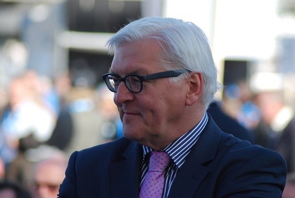 Bundespräsident Steinmeier nach links schauend bei einer Veranstaltung.