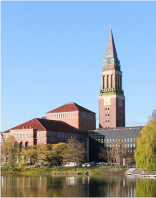 Das Foto zeigt den Kieler Rathausturm und Teile des Opernhauses